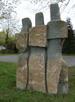 >DIE DREI<, Gemeinde Radbruch, 2006, Anröchter Kalkstein, H 210 cm