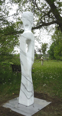 >DIE GROSSE STRÖMENDE<, Von Kunst zu Kunst, 2013, Nartum, Marmor, H 210 cm