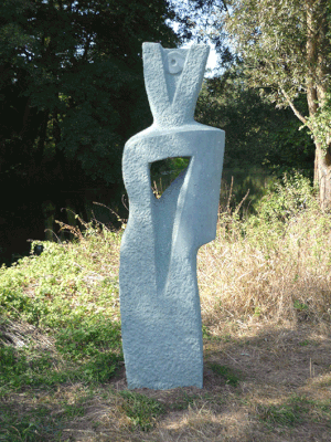 >FLUSSWÄCHTERIN<, Skulpturenpfad Ilmenau, Bienenbüttel, 2009, Anröchter Kalkstein, H 240 cm