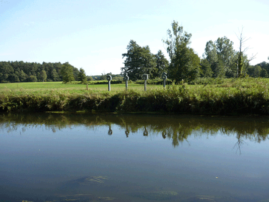 >DIE 4 HINGUCKER<, Skulpturenpfad Ilmenau, Bienenbüttel, 2009, Anröchter Kalkstein, H 200 cm