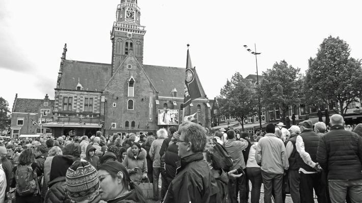 ... an dem eine Vielzahl von Menschen nach Alkmaar zum traditionellen Käsemarkt strömt.