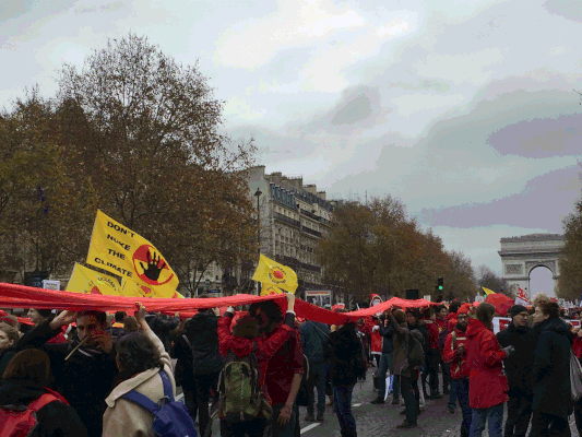 パリ会議最終日、「レッド・ライン」を象徴する赤い布を持つ人々がパリの街中に繰り出した