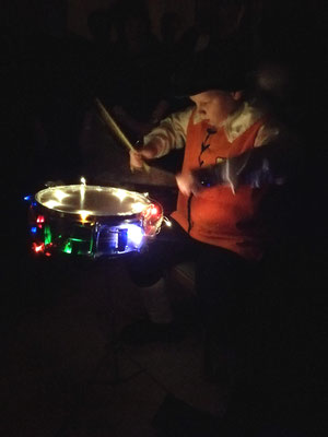 Trommelwirbel zum Auftakt - Little-Drummer-Boy Janni