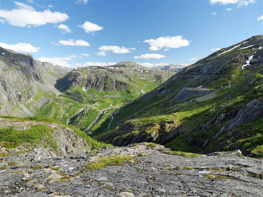 Blick zurück, diue rausgesprengte Trasse ist gut zu erkennen