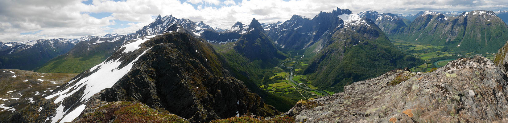 Panorama mit Raumatal, Romsdalshorn und Trollwand