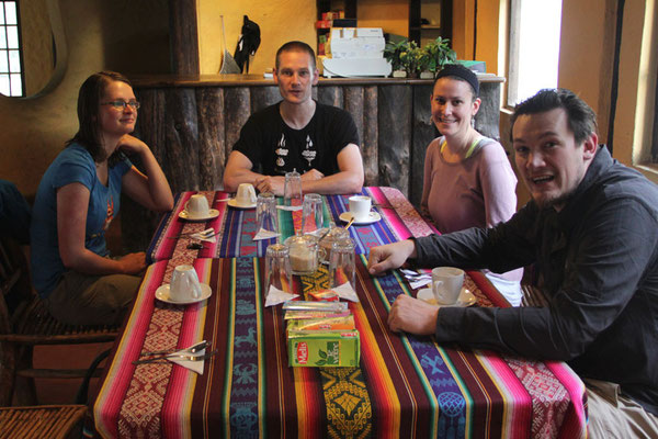 Kira, Pingo, Dina, Reto beim Essen im Restaurant der Thermas de Nangulvi