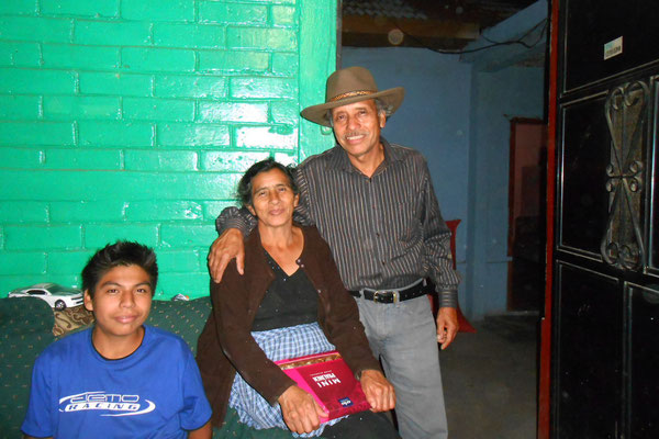 Galindo, "Mama Linda", Genaro mit seinem Gastgeschenk - einem neuen Hut