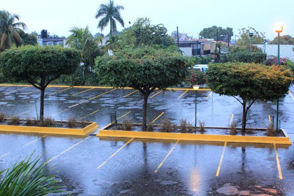 Hotelparkplatz im Regen