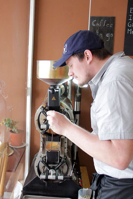 Reto Haener bei Rösten beim Kaffee-Event in Cotacacchi