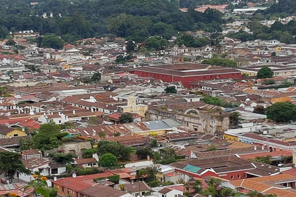 Die Dächer Antiguas vom "Cerro de la Cruz" aus.