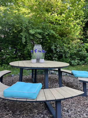 Sommersitz im Garten der Villa Becher - eine runde Sitzgruppe für bis zu 10 Personen -u mringt von Vogelhecken