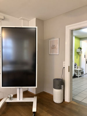 Raum West mit digitalem Flipboard von Samsung und Luftreiniger