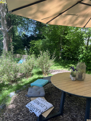 Sommersitz im Garten der Villa Becher - eine runde Sitzgruppe für bis zu 10 Personen - mit großem Ampelschirm