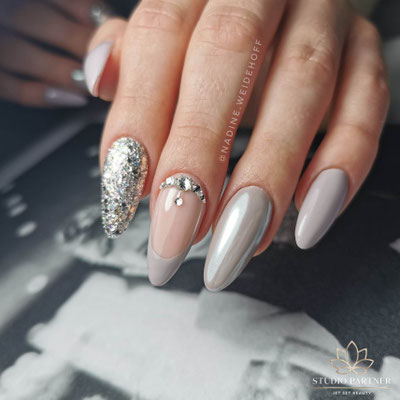 Nägel in langer Mandel in grau, mit silber Glitter und Strasssteine