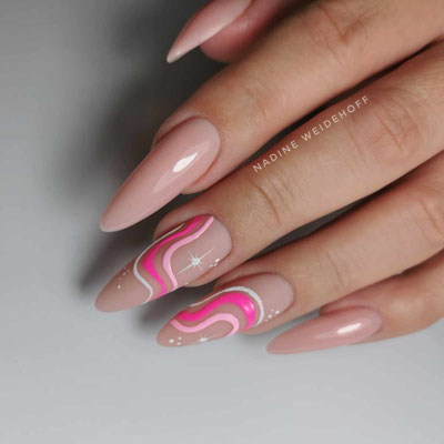 Nägel in langer Mandel in Nude mit pinker Malerei