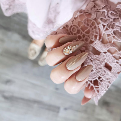 Nägel in Mandel mit Nude und Strasssteine