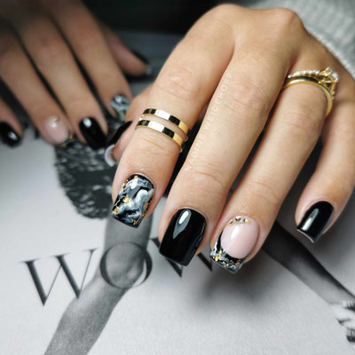 Square Nägel in schwarz mmit Mamaor Design, French schwarz und gold