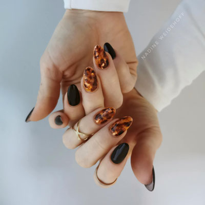 Kurze Mandel Nägel in schwarz mit Bernstein Nailart