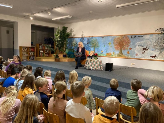 Frau Moog-Steffens liest für uns zu dem Thema "Gemeinsam einzigartig".