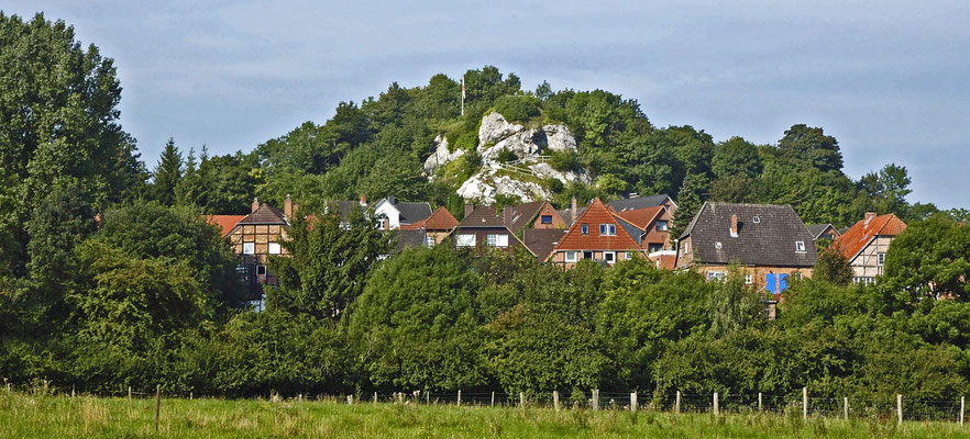 Blick über die Havwiesen auf den Kalkberg, Richtung WSW (Bild `Blick auf den Kalkberg` von ebojens, gefunden bei Panoramio: Bad Segeberg, Kastanienweg, 53.937143°/10.323329°) 