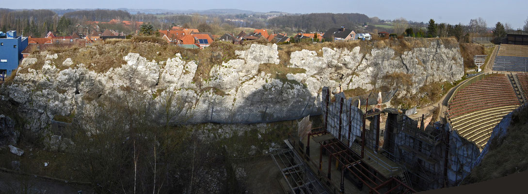 Ostwand des ehemaligen Steinbruchs (von Noctalis, links bis Kalkbergstadion rechts / im Hintergrund von vorn nach hinten: Stipsdorfer Berg (Wittmack Park), Großer Segeberger See, Moosberg, Kagelsberg))