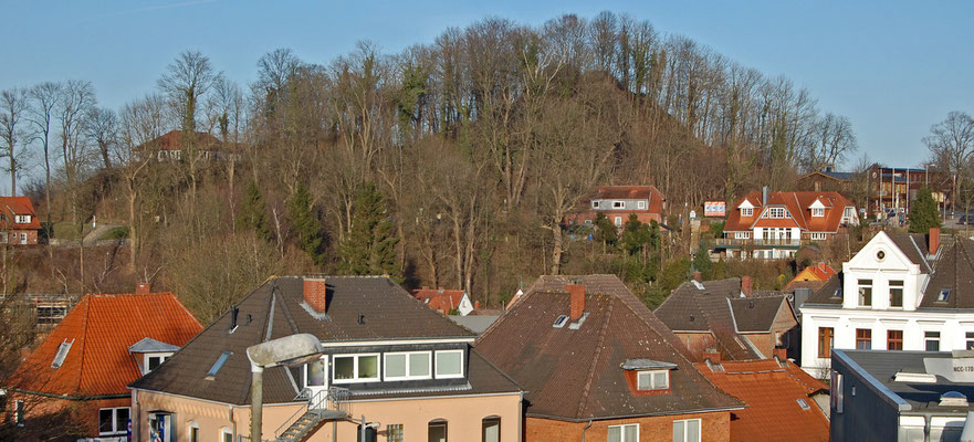 ... links das "Bergschlösschen" (abgerissen 10/2015), rechts die Kalkberg GmbH im Western-Look (Ausrichter der Karl-May-Spiele)