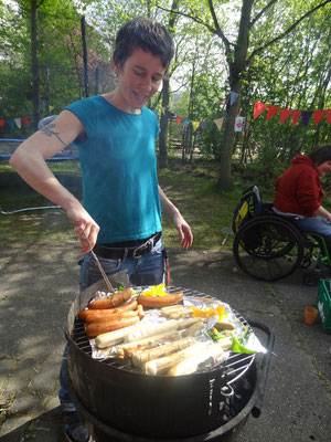 Birgit beim Grillen