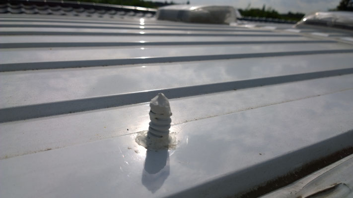 Gaatje in dak met flexibele buis tbv zonnepanelen