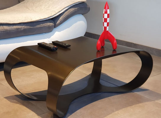 table basse design en métal coloris marron