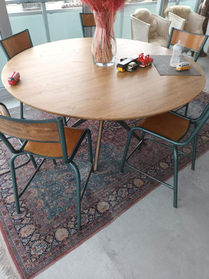 Table ronde à manger sur piètement central SebYa coloris foncé