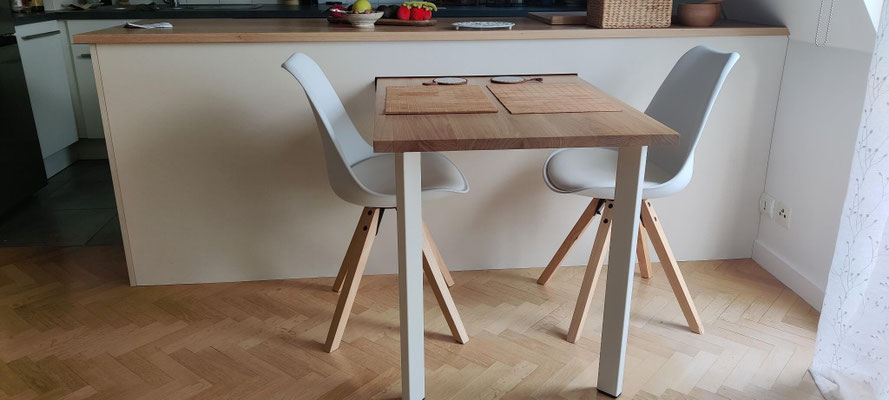 Pied de table droit rectangulaire SimpYa assemblé sur une table de cuisine