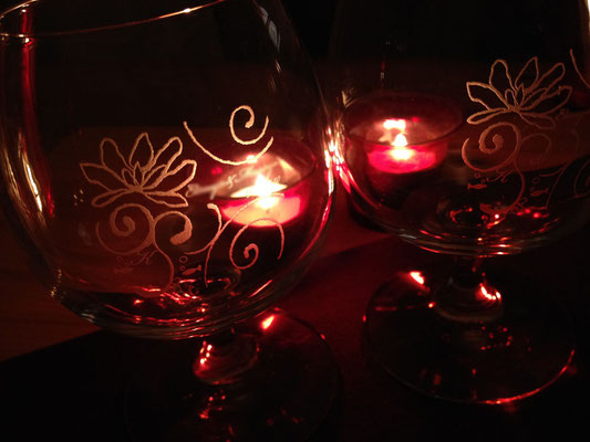 The design was engraved on glasses .