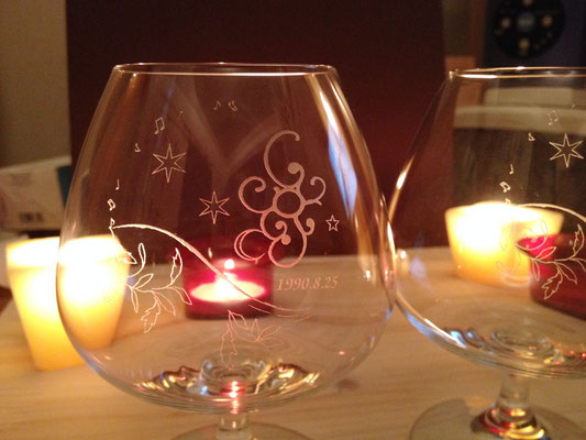 The glasses which an original design was engraved on.