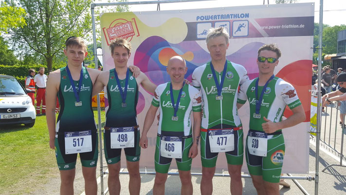 Steve Häcker, Benjamin Heinz, Ronny Voit, Carsten Hensel & Oliver Werner im Zielbereich des Powertriathlons in Gera.