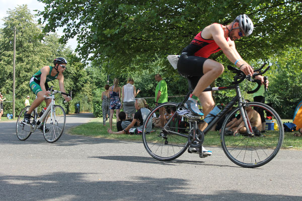 Steve Häcker auf dem Rad beim Leipziger Triathlon.