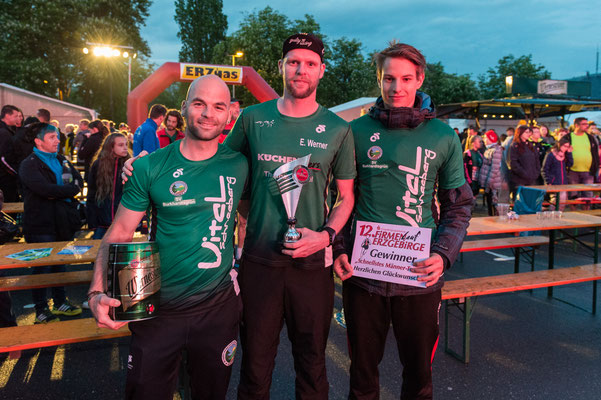 Tim Schicker, Erik Werner & Benjamin Heinz nach der Siegerehrung des schnellsten Männerteams zum Firmenlauf Erzgebirge