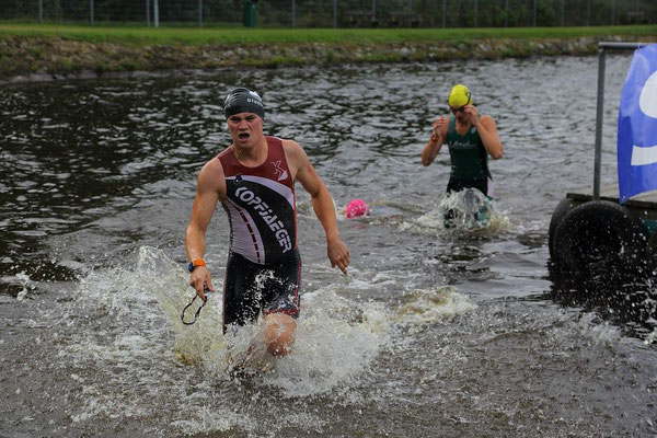 Steve Häcker (hinten) beim Schwimmausstieg des Silberstrom-Triathlons.