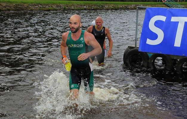 Tim Schicker beim Schwimmausstieg des Silberstrom-Triathlons.