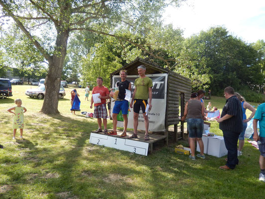 Carsten Hensel (Platz 3 AK) bei der Siegerehrung des Pirker Triathlons.