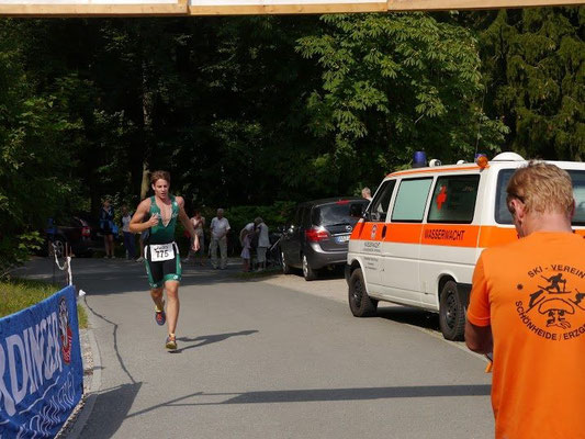 Benjamin Heinz (SV Burkhardtsgrün) beim Zieleinlauf des Schönheider Triathlon.