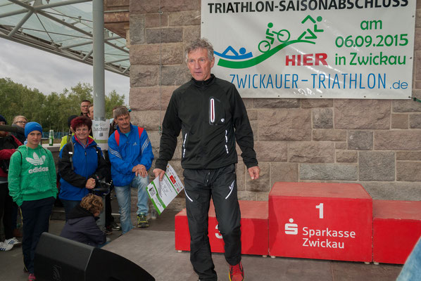 Wolfgang Hinze (SV Burkhardtsgrün) bei der Siegerehrung des Zwickauer Triathlon. 