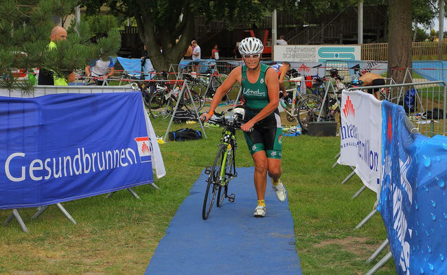 Sylvia Than beim Verlassen des Wechselgartens nach dem Schwimmen zum Silberstrom-Triathlon.