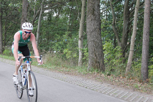 Erik Werner (SV Burkhardtsgrün) beim Olympischen Triathlon in der Lausitz.