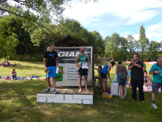 Tim Schicker (Platz 3 AK) bei der Siegerehrung des Pirker Triathlons.