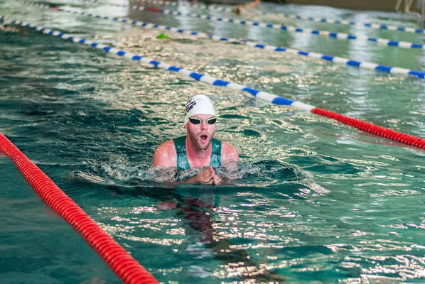 Erik Werner beim Einschwimmen in der Zwickauer Schwimmhalle