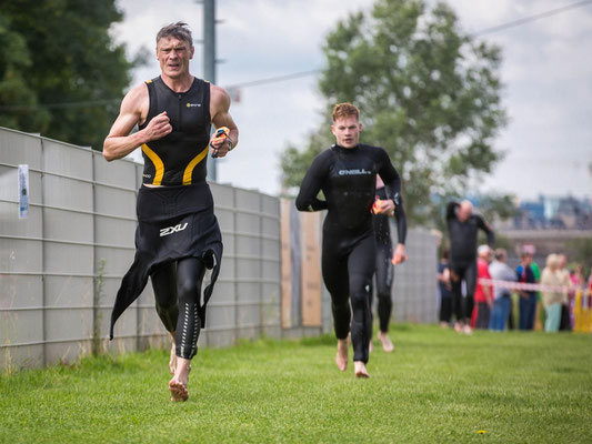 Carsten Hensel im Wechselgarten beim 2. Dresdner Citytriathlon.