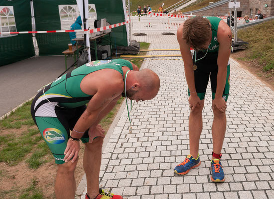 Tim Schicker & Benjamin Heinz im Ziel des Zwickauer Triathlon. 