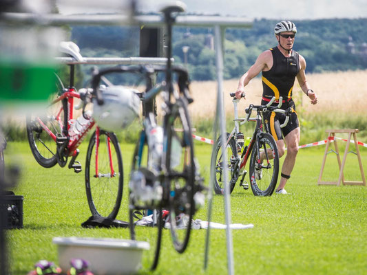 Carsten Hensel beim Verlassen des Wechselgartens beim 2. Dresdner Citytriathlon.