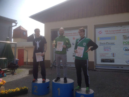 Tim Schicker (Mitte) bei der Siegerehrung des 10km-Laufes in Lengenfeld.