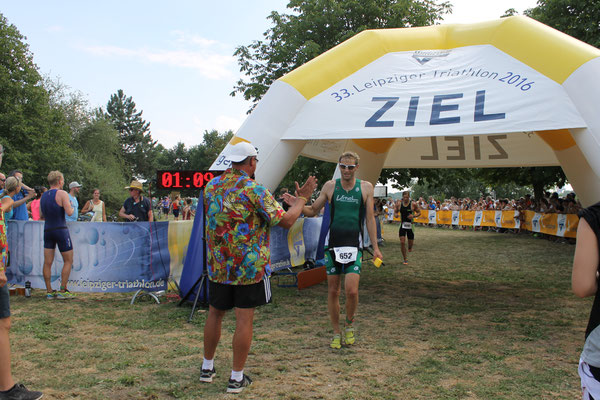 André Melech & Andreas Clauß im Zielbereich des Leipziger Triathlons.